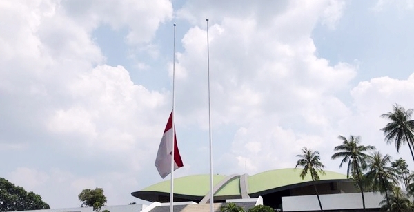 Bendera Setengah Tiang kenang Jasa Awak KRI Nanggala-402