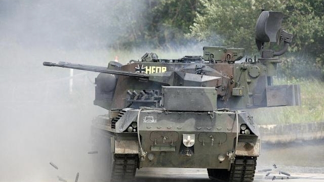 Tank antipesawat Gepard dari angkatan bersenjata Jerman, Bundeswehr, menembak selama demonstrasi di Munster/AP