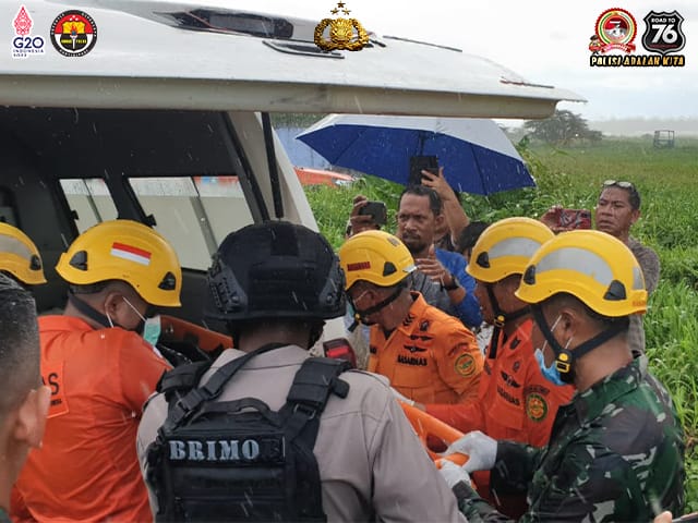 Tim SAR yang terdiri dari Basarnas Timika, TNI-Polri dan PT Freeport, menemukan korban dalam keadaan tak bernyawa / Humas Polri